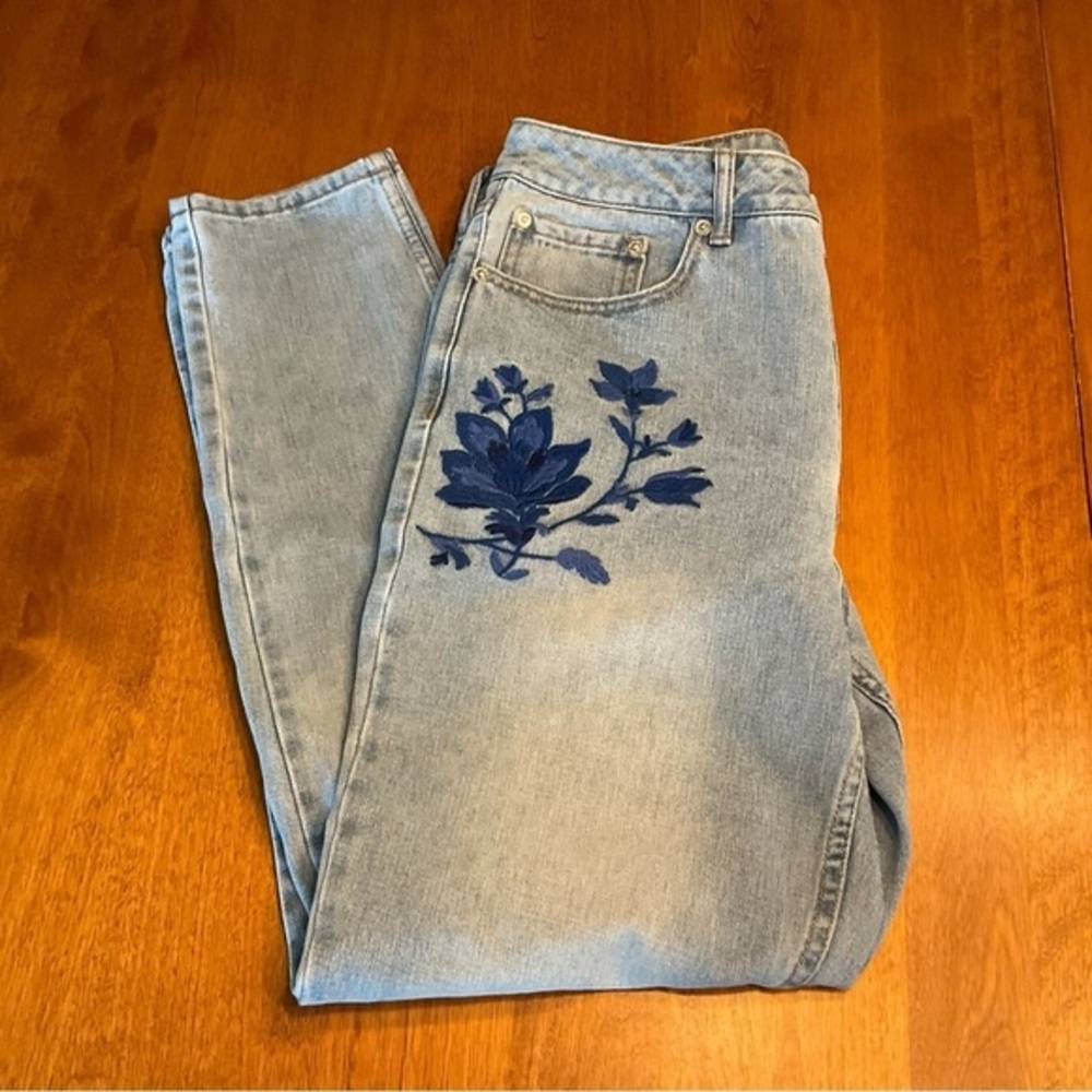 FOREVER 21 Embroidered Flower Light Wash Jeans Size 29